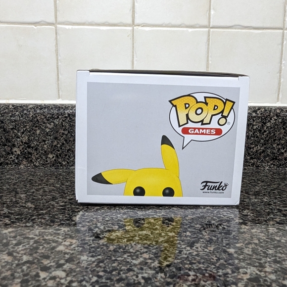 Funko POP Pokémon Waving Pikachu #553 - Picture 5 of 6